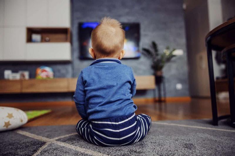 Screen Time Terlalu Dini Bisa Pengaruhi Respons Anak terhadap Rangsangan Fisik