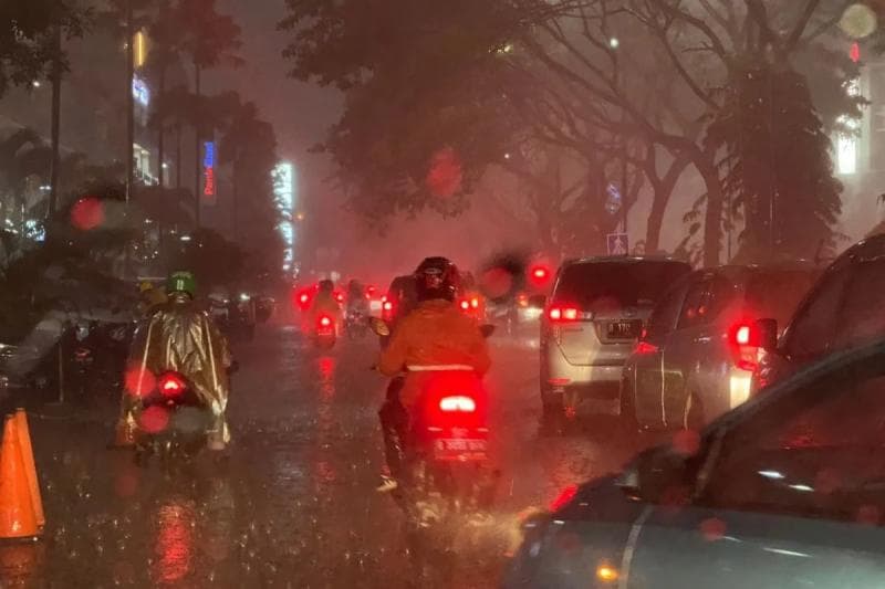 Prakiraan Cuaca Malam Tahun Baru 2026; Hujan di Berbagai Tempat!