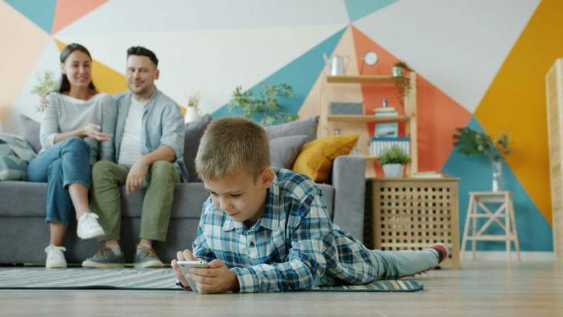 Bahaya yang Mengintai saat Anak Terlalu Cepat Diberi Gawai