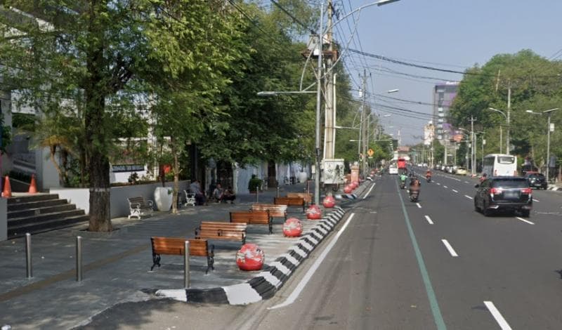 Sebenarnya, Boleh Nggak Sih Merokok di Trotoar Kota Semarang?