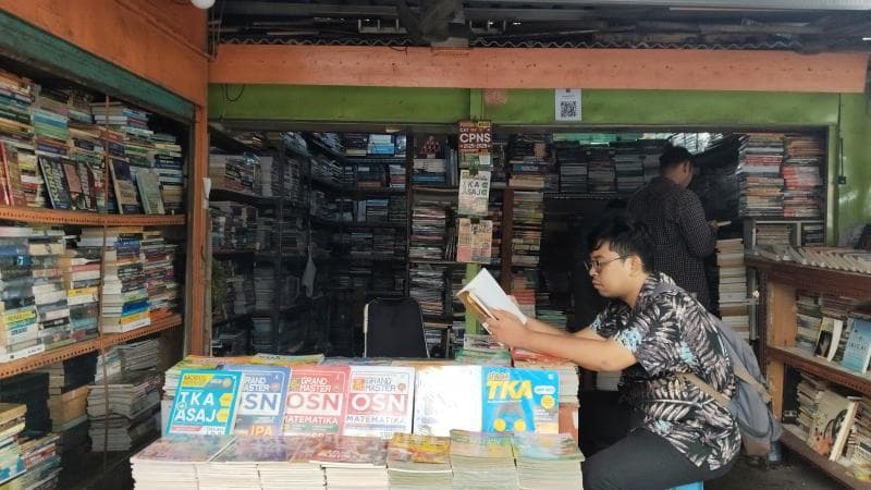 Senja yang Muram di Lapak Buku Belakang Stadion Diponegoro Semarang