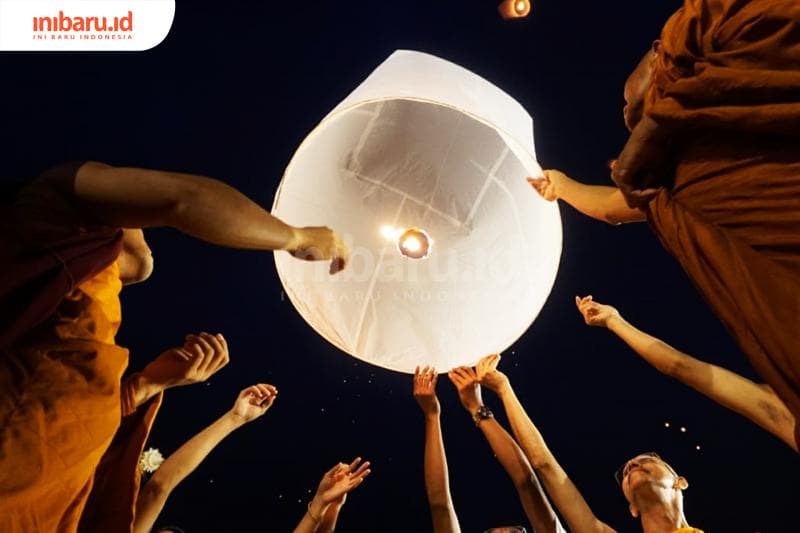 Mengapa Perayaan Waisak Identik dengan Pelepasan Lampion?