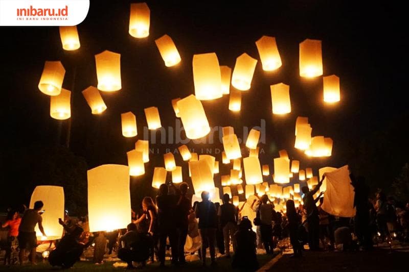 Lentera puja diterbangkan saat puncak perayaan Waisak di Candi Borobudur tahun 2018 (Inibaru.id/Hayyina Hila)