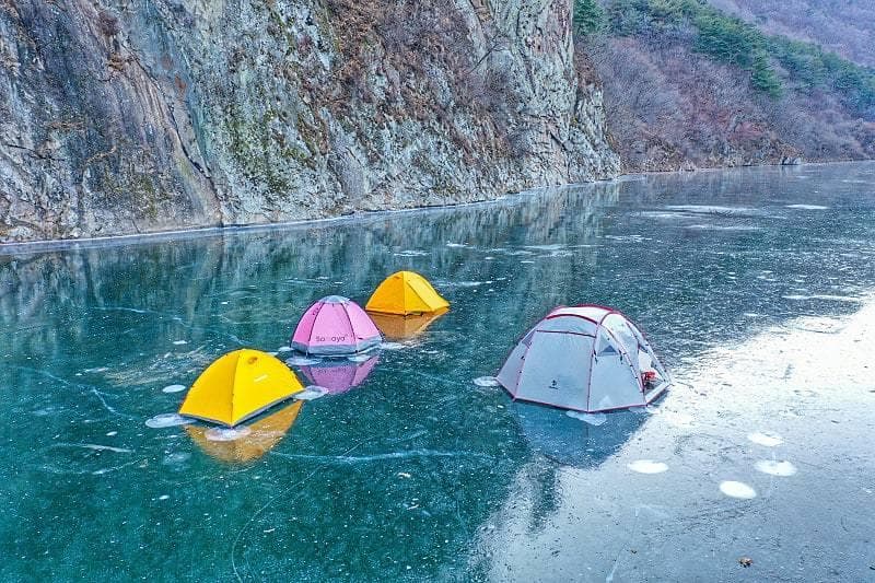 Cara Unik Menikmati Musim Dingin di Korea; Berkemah di Atas Es!