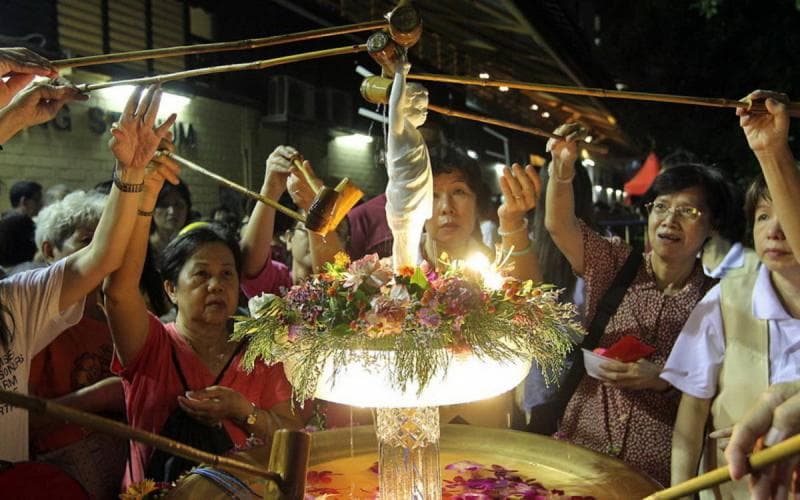 Wah unik ya perayaan Waisak di Singapura (straitstimes.com)