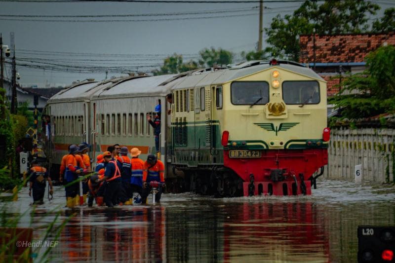 Ratusan Perjalanan Batal karena Banjir Pekalongan, Stasiun Tawang Jadi Saksi Kekecewaan