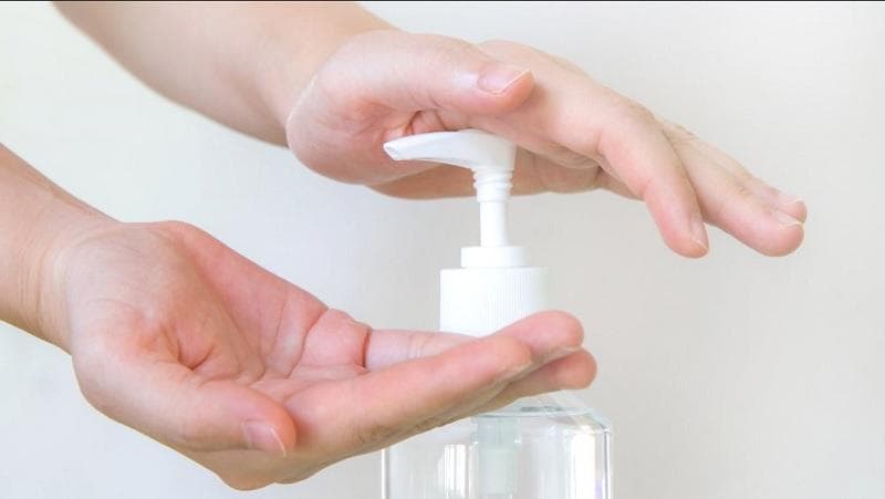 Ilustrasi menggunakan hand sanitizer. (Healthline)