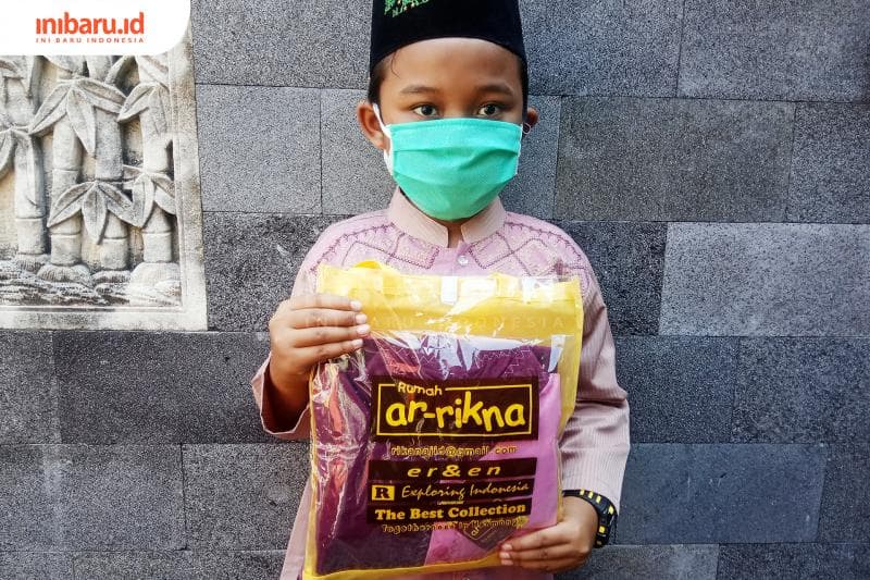 Anak-anak ini mengaku senang, mendapat baju baru untuk lebaran. (Inibaru.id/ Rafida Azzundhani)