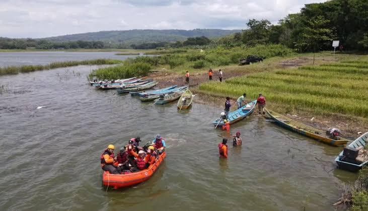Cari 'Bottleneck', BPBD Wonogiri Susur Sungai Wiroko Pakai Perahu Fiber dan Drone