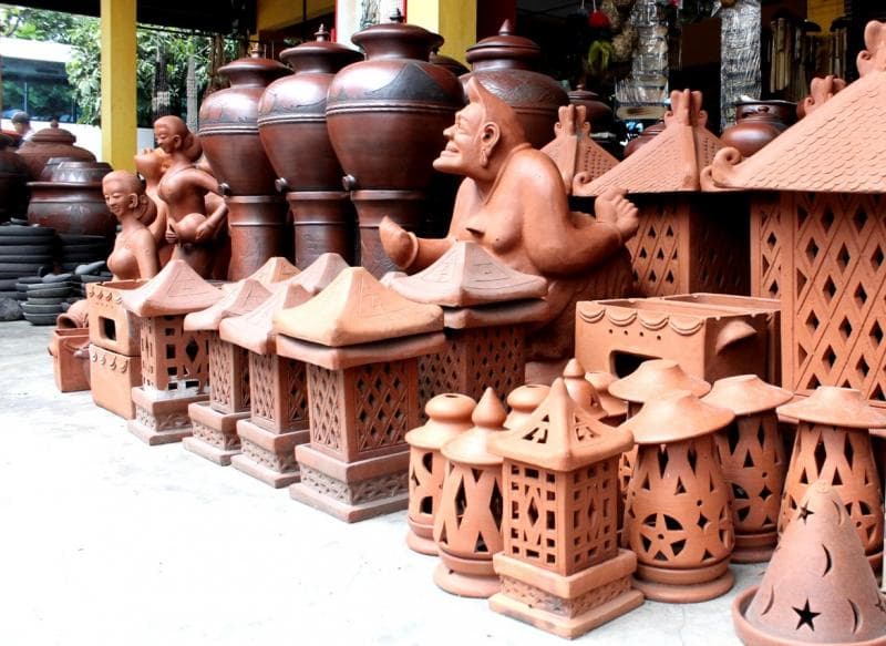 Mengintip Magisnya Desa Kasongan, Tempat Tanah Liat Berubah Jadi Karya Seni Dunia!