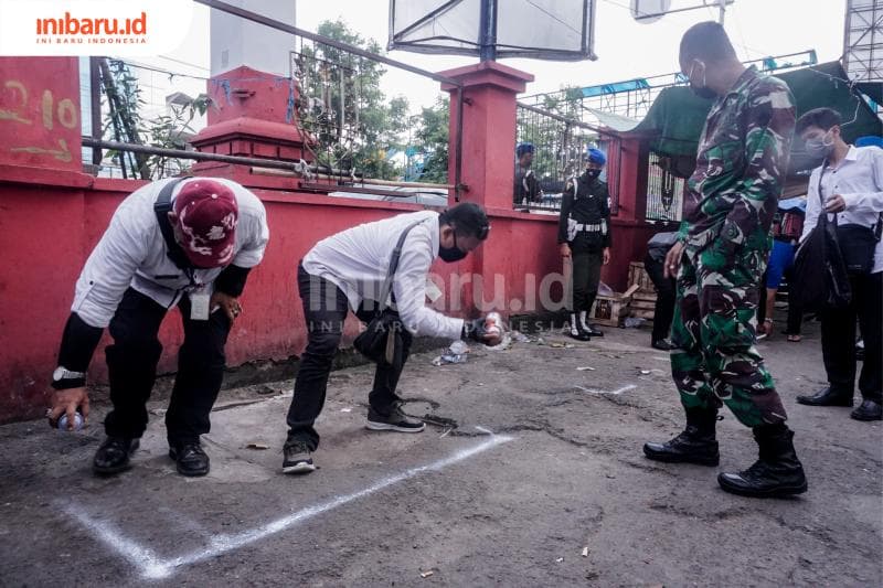 Petugas Dinas Perdagangan dibantu Detasemen Polisi Militer membuat pemetaan jarak di Pasar Karang Ayu. (Inibaru.id/ Audrian F)<br>