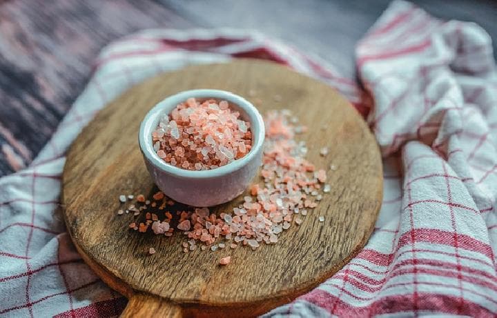 Viral 'Pink Salt Trick' buat Rontokkan Lemak, Mitos atau Fakta?