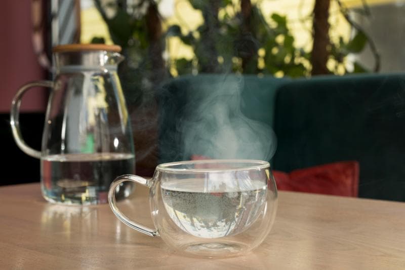 Membedah Mitos Minum Air Hangat Bisa Turunkan Berat Badan