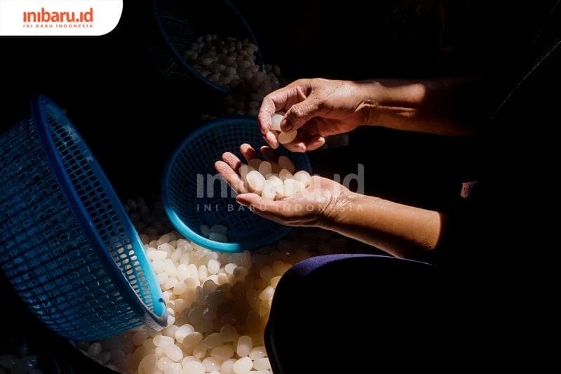 Kolang-kaling melewati proses panjang dalam produksi. (Inibaru.id/ Audrian F)<br>