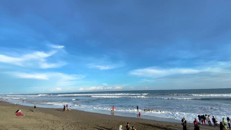 Indahnya Pemandangan Pantai Setrojenar di Kebumen
