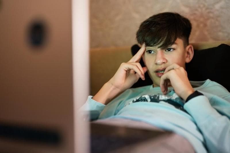 Menonton Film Porno Bikin Puasa Batal Nggak, Sih?