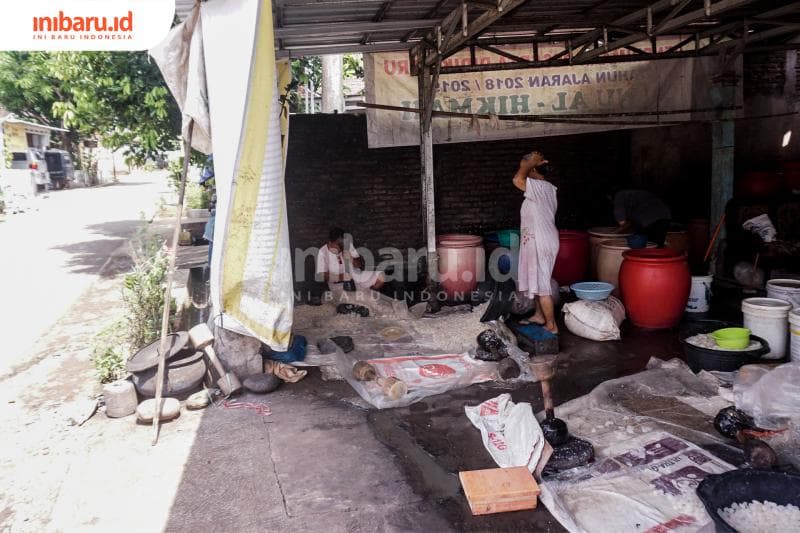 Pembeli kolang-kaling nggak cuma dari pedagang pasar, tapi juga masyarakat umum yang langsung membeli di rumah produksi. (Inibaru.id/ Audrian F)