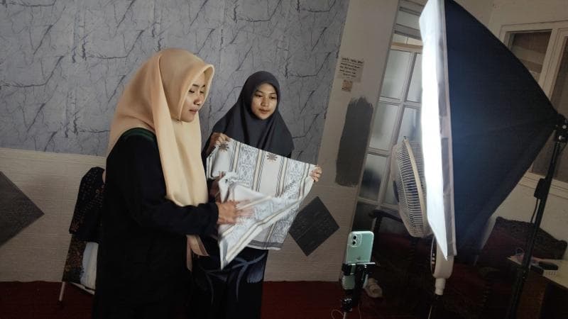 Selain Menghafal Qur'an, Santri Ponpes di Kauman Semarang Juga Belajar Jualan di Tiktok