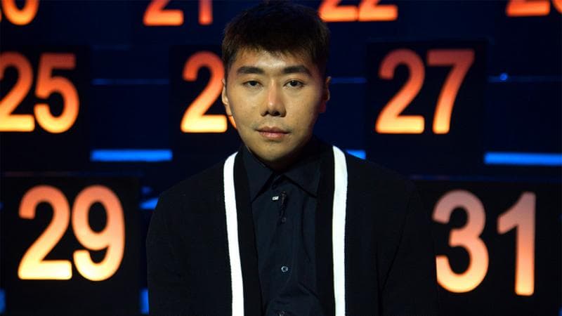 Roy Kiyoshi saat membawakan acara Karma (ngopibareng.id)