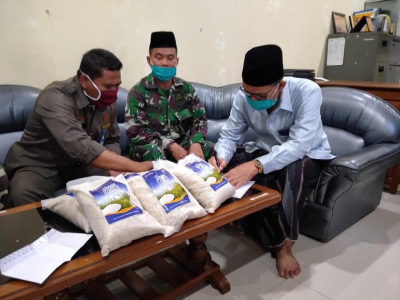 Zakat diberikan langsung kepada takmir masjid. (Sahabat Lestari)