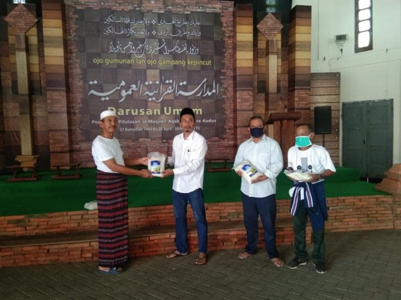 Zakat diberikan langsung kepada takmir masjid. (Sahabat Lestari)