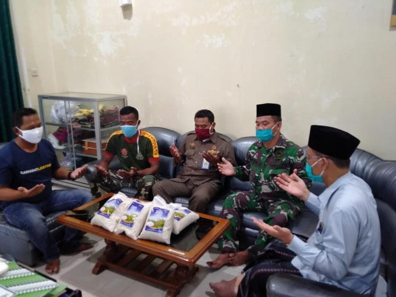 Zakat diberikan langsung kepada takmir masjid. (Sahabat Lestari)