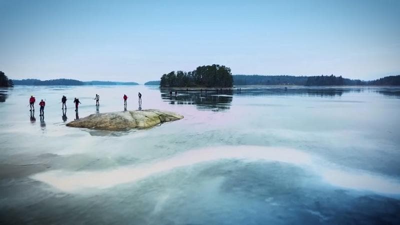 Saking Bekunya Musim Dingin, Warga Laut Baltik Berseluncur dari Satu Pulau ke Pulau Lain