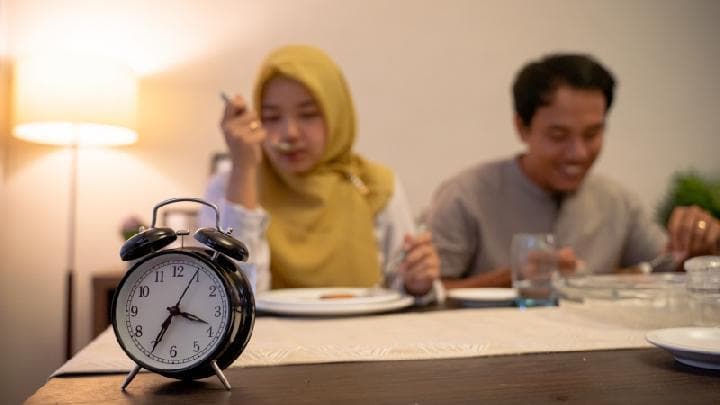Sahur Tanpa Nasi Cuma Makan Lauk, Beneran Bikin Kuat Puasa Seharian?