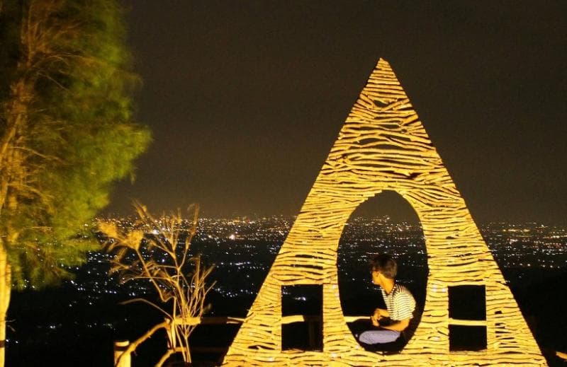 Cantiknya Pemandangan Bukit Lintang Sewu di Yogyakarta