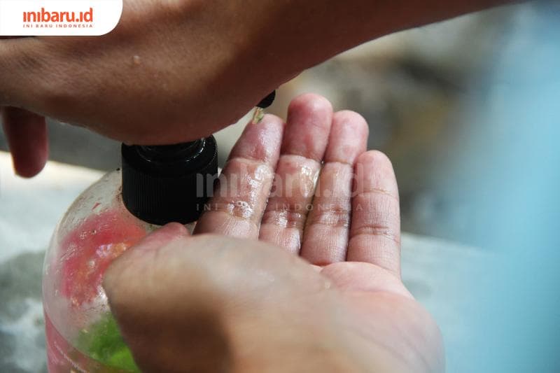 Mencuci tangan dengan sabun penting untuk dilakukan demi mencegah penularan virus corona (Inibaru.id/Triawanda Tirta Aditya)