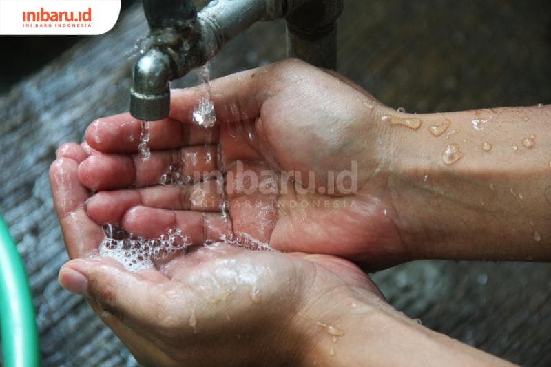 Mencuci tangan dengan sabun (Inibaru.id/Triawanda Tirta Aditya)