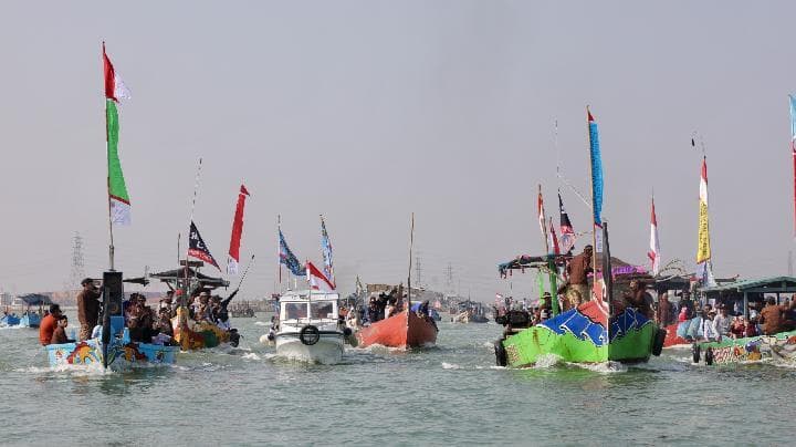 Larung Sesaji dan 400 Kapal Warnai Sedekah Laut Tambaklorok
