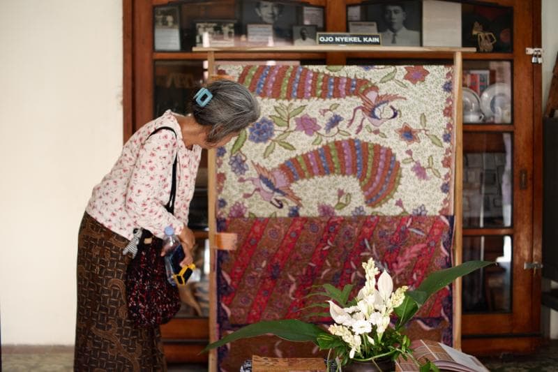 Nyandhang Tradisi untuk Menjaga Ingatan Batik Kudus
