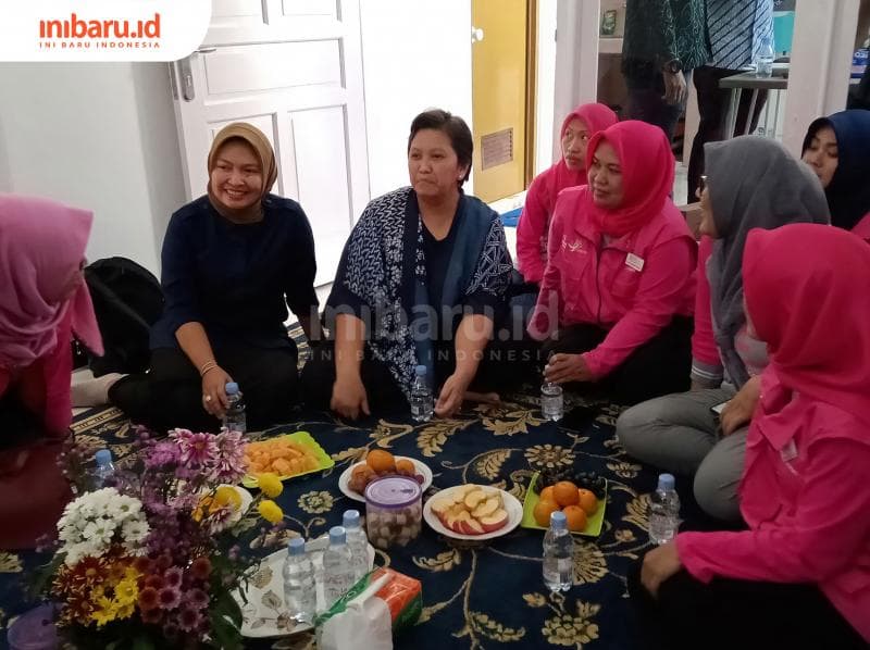 Lestari Moerdijat saat berbagi cerita dengan aktivis dan penyintas kanker payudara. (Inibaru.id/ Zulfa Anisah)<br>