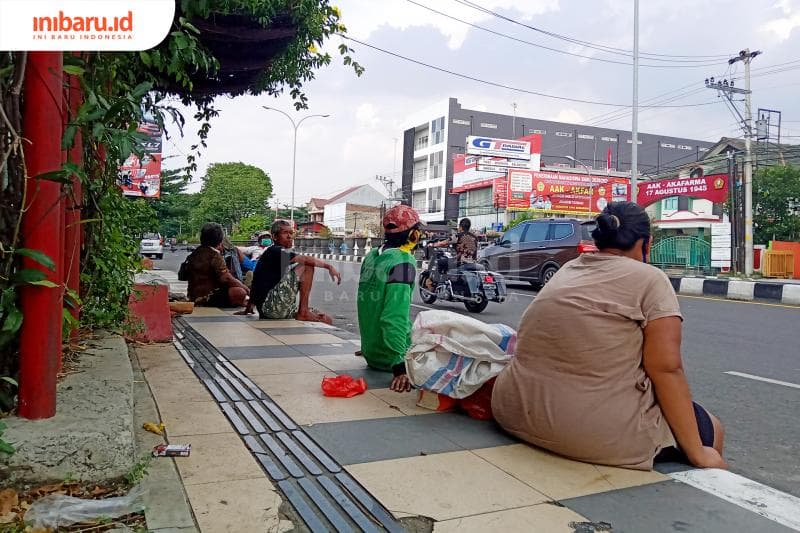 Potret masyarakat yang berada di pinggir jalan untuk menunggu bantuan. (Inibaru.id/ Zulfa Anisah)