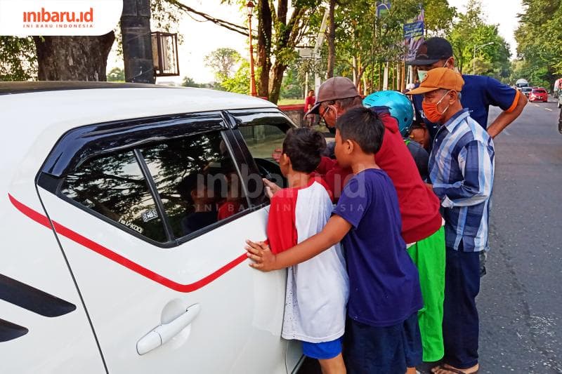 Mereka otomatis berkerumun menghampiri pemberi donasi. (Inibaru.id/ Zulfa Anisah)