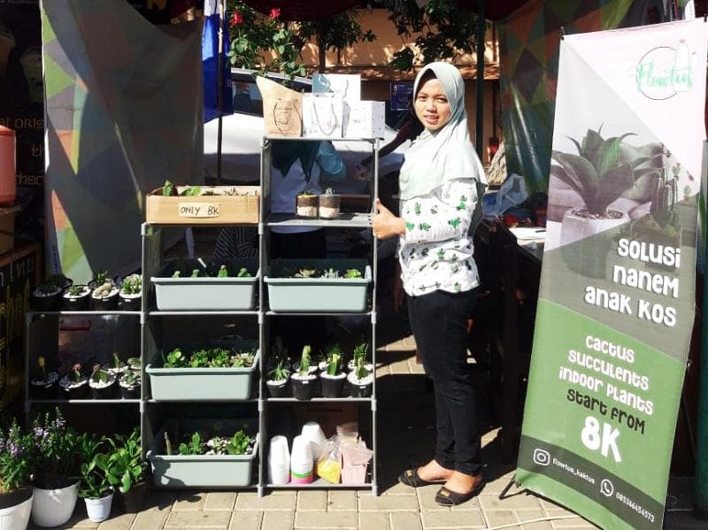 Juneyas Titi Ekandari, pemilik Flowtus Kaktus tengah berada di bazar. Sosok yang hobi menanam ini kini bisa kelola usaha di sela kuliah online. (Juneyas Titi Ekandari)