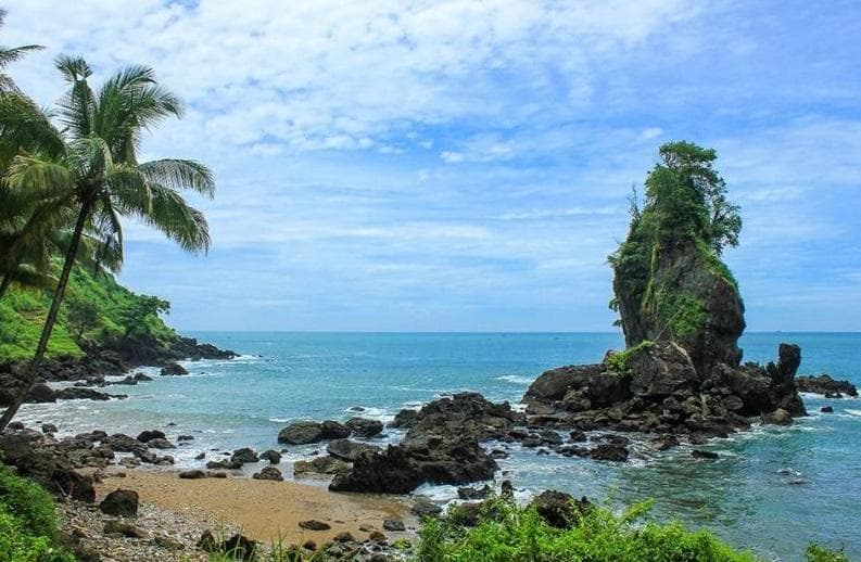 Bongkahan Karang yang Terserak di Pantai Karang Agung Kebumen