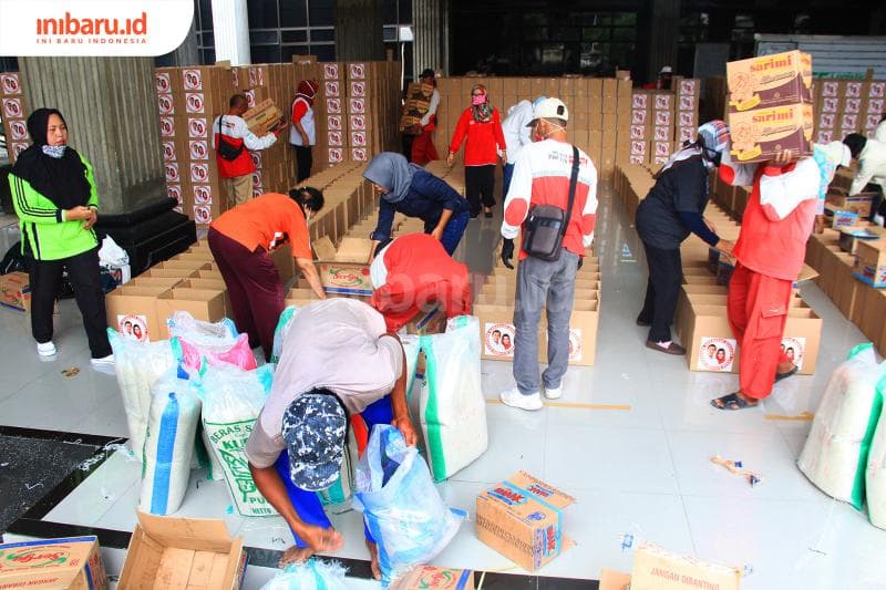 Bantuan sembako pemerintah Kota Semarang. (Inibaru.id/ Triawanda Tirta Aditya)
