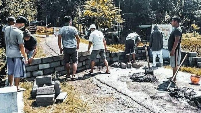 Aksi penutupan jalan oleh dua warga desa di Kabupaten Malang, Jawa Timur (Dok. Camat Sumberpucung)