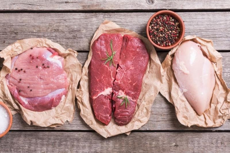 Daging sapi warnanya lebih merah, daging babi lebih pucat. (Foodbusinessnews)