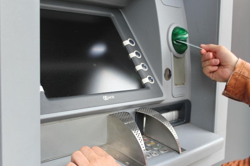 Kartu ATM dan mesin ATM juga digunakan banyak orang. (Pixabay/&nbsp; Peggy und Marco Lachmann-Anke)