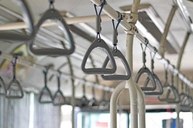 Bisa saja virus corona menempel pada<i> handle grip</i> atau pegangan tangan di transportasi umum. (Shutterstock)