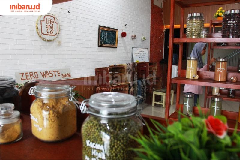 Life &amp; Co, Bulk Store pertama di Kota Semarang. (Inibaru.id/ Triawanda Tirta Aditya)<br>