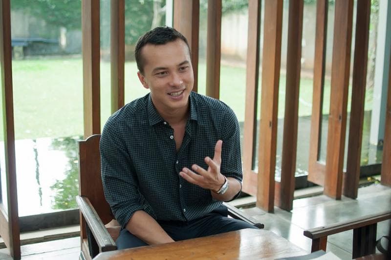 Lebih suka duduk di kursi dibanding bersila (hipwee.com)