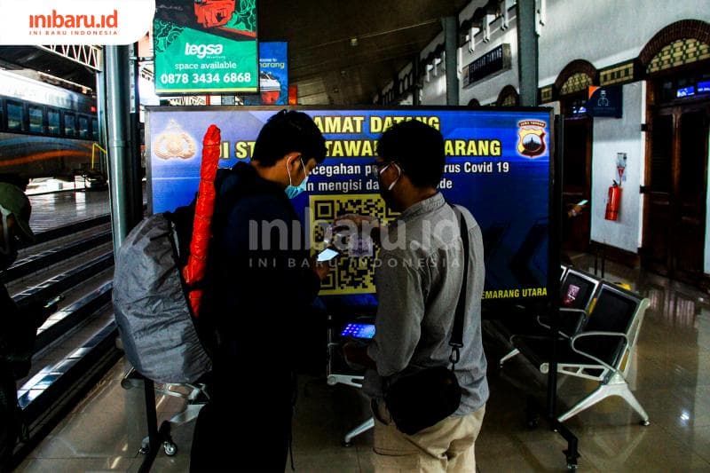 Penumpang KLB hari pertama yang datang ke Stasiun Tawang akan dicek kembali oleh petugas. (Inibaru.id/ Audrian F)<br>