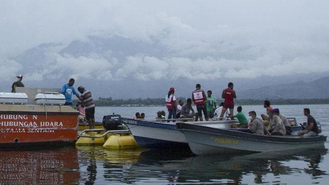 Pesawat jatuh di Danau Sentani. (Antara/Gusti Tanati)<br>