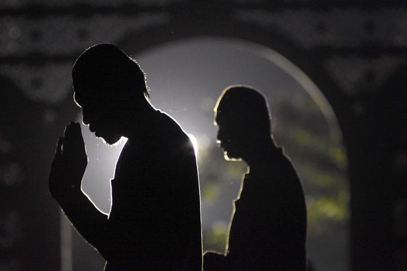 Perbanyak amalan baik untuk mendapat Lailatul Qadar. (Antara/M Risyal Hidayat)<br>