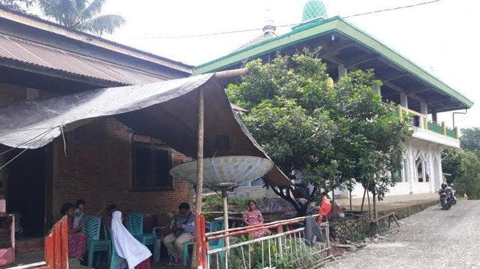 Keluarga seorang mahasiswa Unhas yang wafat karena mencari sinyal tengah berduka. (Tribun TImur/Syamsul Bahri)<br>