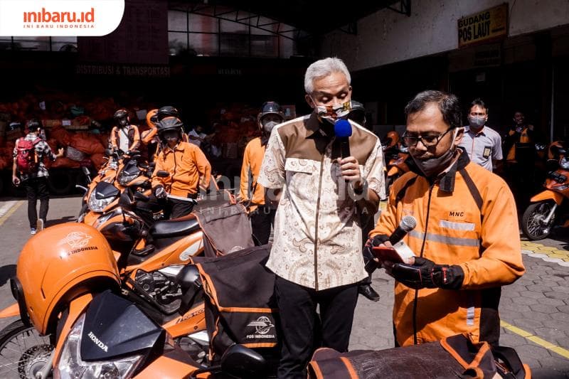 Ganjar berkomunikasi langsung dengan petugas mengenai bagaimana eksekusi di lapangan. (Inibaru.id/ Audrian F)<br>